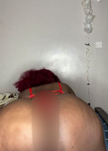 Schau mir zu, wie ich in deiner Lieblingsunterwäsche auf meinen fetten Hintern klatsche?