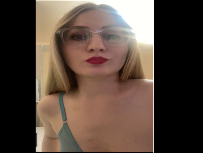 Ich bin so nass fi** meine ti*ten