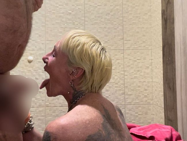 Am Männer Wc geil gebla*en bis zum Schuss