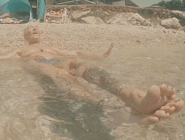 Im Meer Oben ohne u Mega Füße Aufnahmen