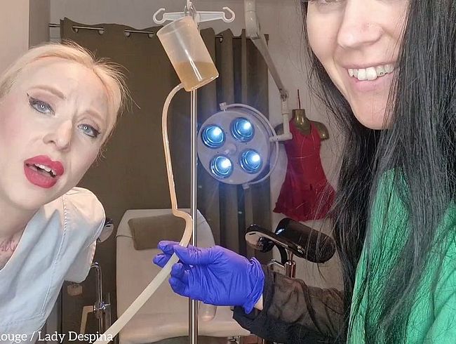 per***ser Patient wird knallhart bestraft von zwei Krankenschwestern