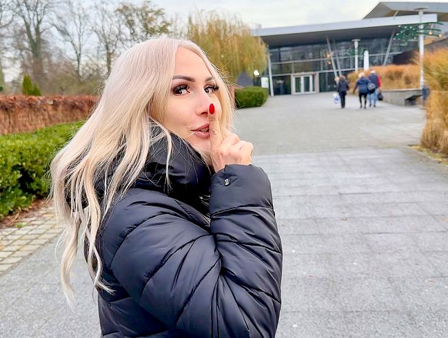 Riskanter Squirt fi** mitten in der vollen Therme!