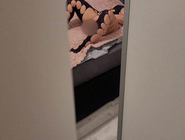 Er erwischt mich, wie ich den neuen dil*o ausgiebig teste.. ups ;)