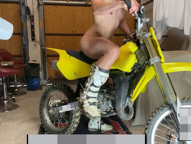 Lola bes**gt es sich heftig auf der schmutzigen Motocross