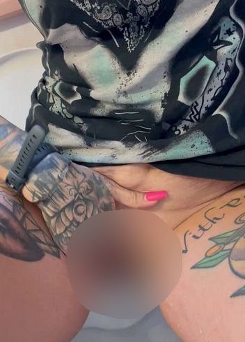 Bei der Freundin die Toilette vollgepi**t … was eine Sauerei