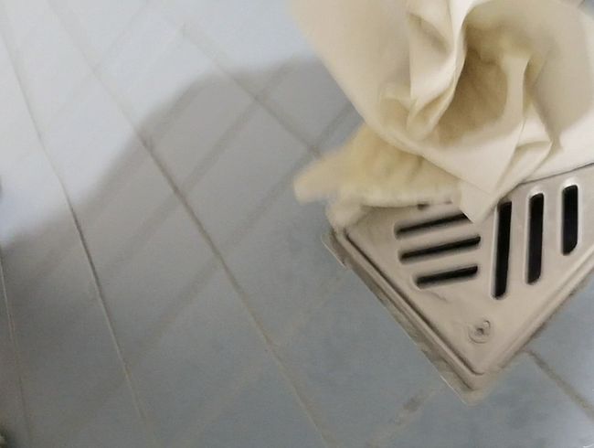 Auf die krankenhausbodenrinne gepi**t