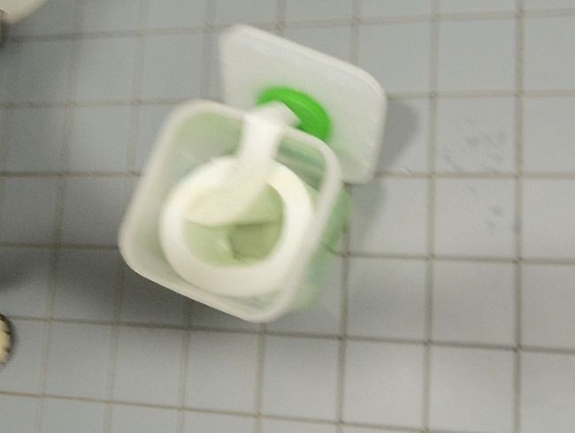 Extrem Dreisst in einen desifektionstuchbecher gepullert