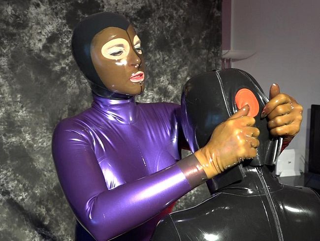 Latex, Gasmaske und Schnüffelhose
