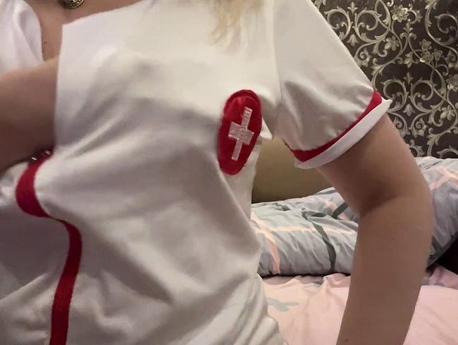 Ich bin Krankenschwester und ich spiele mit meinen ti*ten und spucke auf sie und reibe sie dann!