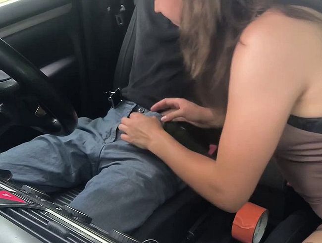 bl*wjob mit Happy End im Auto