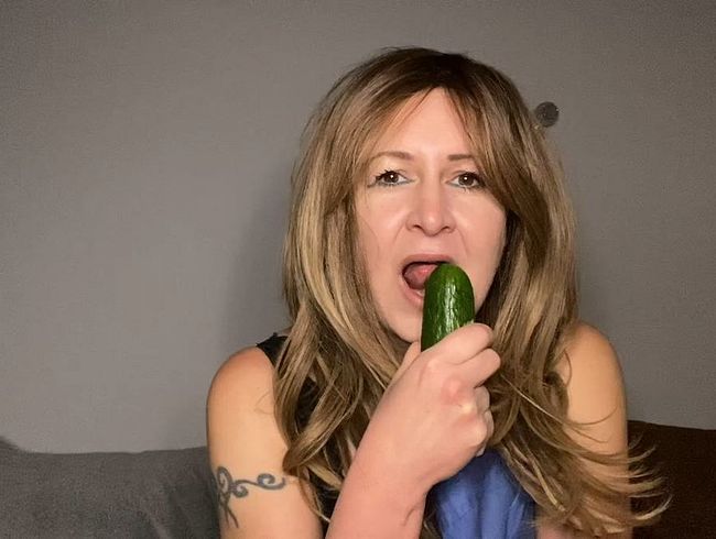 HAUSFRAU fi**T SICH MIT GURKE!!!AUS DER KÜCHE IN DIE musc**!!