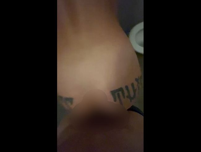 Da wir ziemlich geil waren , sind wir in eine öffentliche Toilette verschwunden. ????