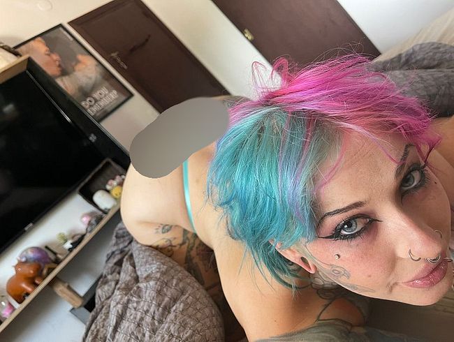 Gothschlampe mit Tangaars** lut**ht deinen schw**z