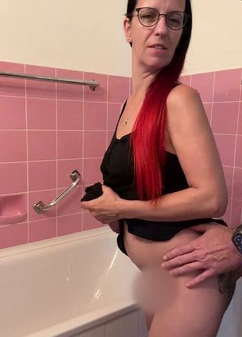 Er benutzt Sie im Badezimmer