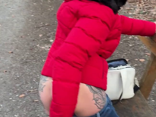 Outdoor befrie***ng im Wald mit einem dil*o bis zum Orgasmus