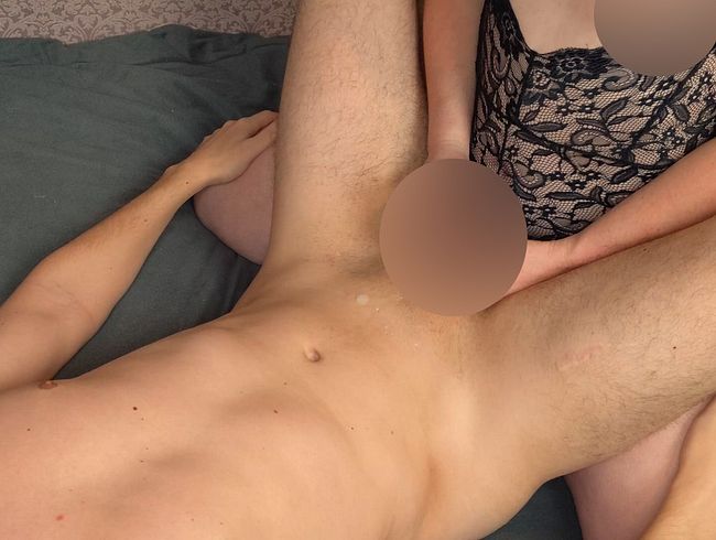 Hot Amateur str*pon Pegging. Sie fi**t ihn richtig hart und tief