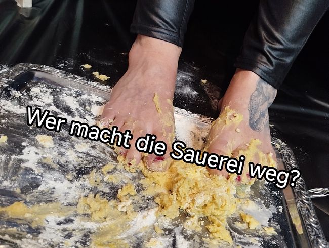 Herrin backt mit den Füßen Plätzchen und veredelt diese mit besonderem Zuckerguss!