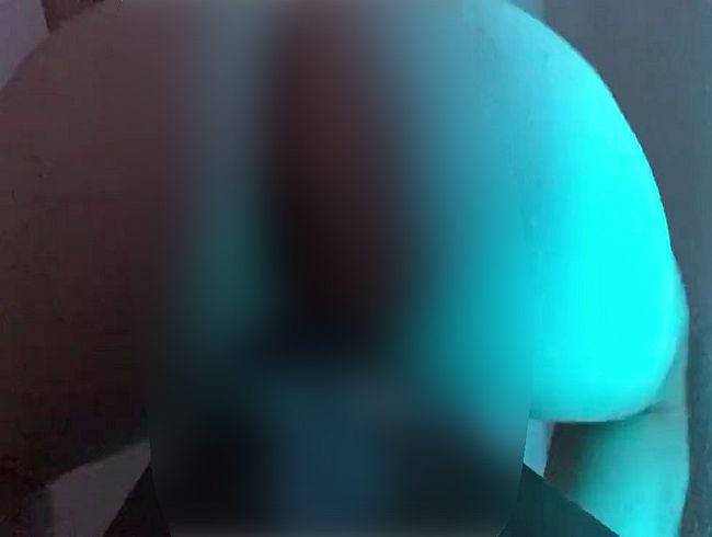 Seh zu, wie ich es mir hart mit einem dil*o bes**ge, während ich ihn Reite. Guten Rutsch ;D