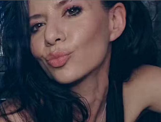 Natalie Carter denkt an 4K-Sneaker und Masturbation. Genieße s*x mit dem Zauberstab.