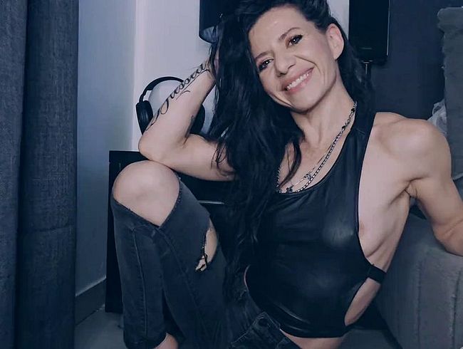 Natalie Carter denkt über 4K Explicit Filthy Jean Masturbation nach