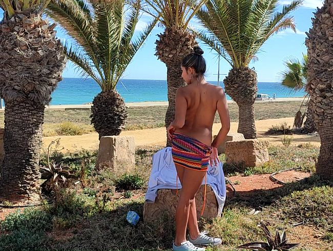 Freche Brunette nue dans l'Öffentlichkeit