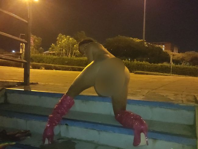 Latina masturbiert auf der Straße Treppe