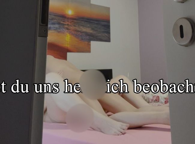 HEIMLICH BEOBACHTET? Voyeur an der Schlafzimmertür!