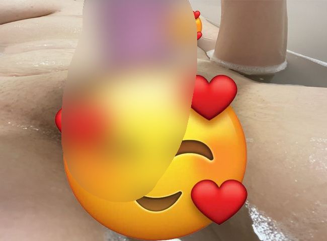 Mit dem dil*o in der Badewanne verwöhnt