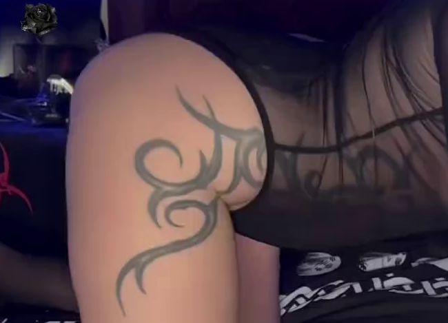 Heißes Gothic Girl macht es sich mit dil*o selbst