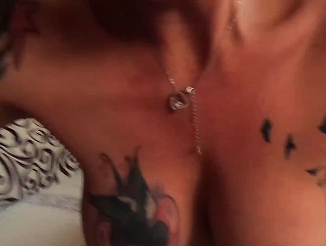 Gieriges fö**chen bekommt ihren sa*t... pack deinen schw**z aus und wi**s mich genauso voll bitte