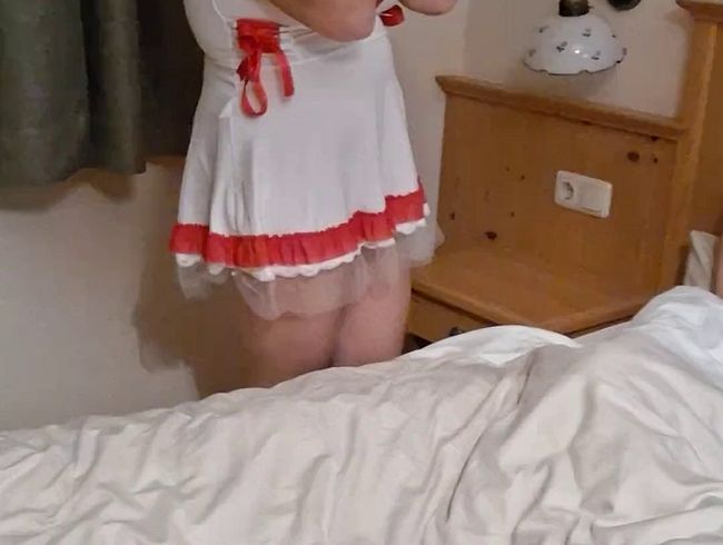 Schwester Petra kümmert sich hingebungsvoll um Dauerlatten Patient