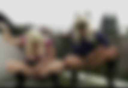 Zwei Pu**ys pi**en auf den Balkon 