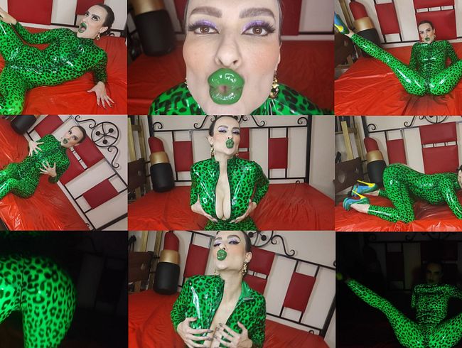 Ich verführe dich mit meinen glänzenden grünen Minzlippen und Küssen und glänzendem Latex