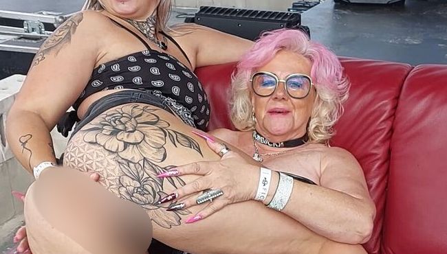 Heiße Bühnenshow mit der s*xy Furby