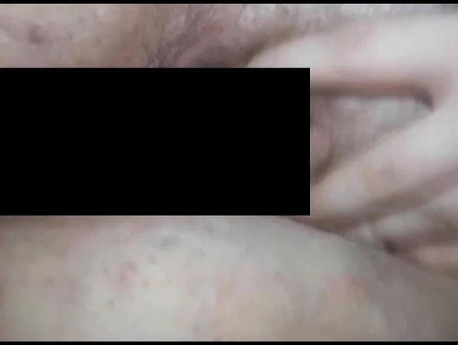 Ich spiele mit meiner Nassen fo**e