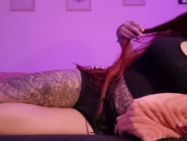 Kuschelst du dich mit mir auf die Couch?