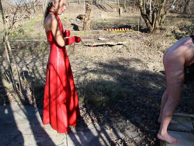 Rotes Lederkleid und skla*enzüchtigung mit der Bullwhip..