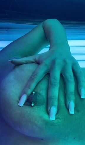 Heiße Sonnenbank- selbstverwöhnung- ich genieße mich unter der warmen Sonne?(Ohne ton)