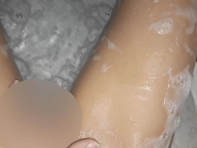 schau dir mein video im bad an wie ich mit meiner musc** im schaum spiele!