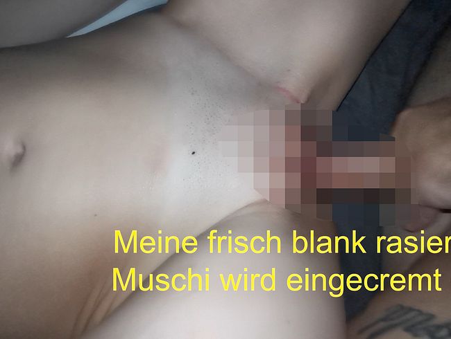 Frisch blank rasierte musc** wird eingecremt
