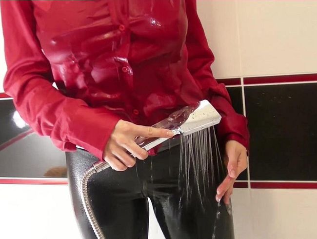 Dusche in Spandex Leggins und Seidenbluse