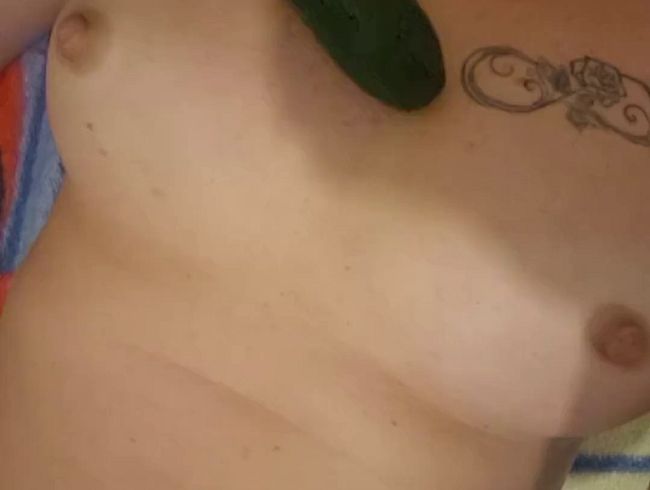 Mit der Gurke spielen