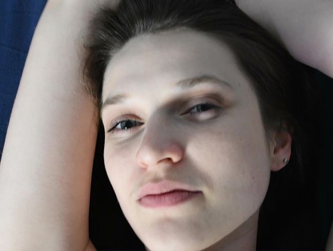 Räkeln im Bett und Flirten mit der Kamera - Nahaufnahmen