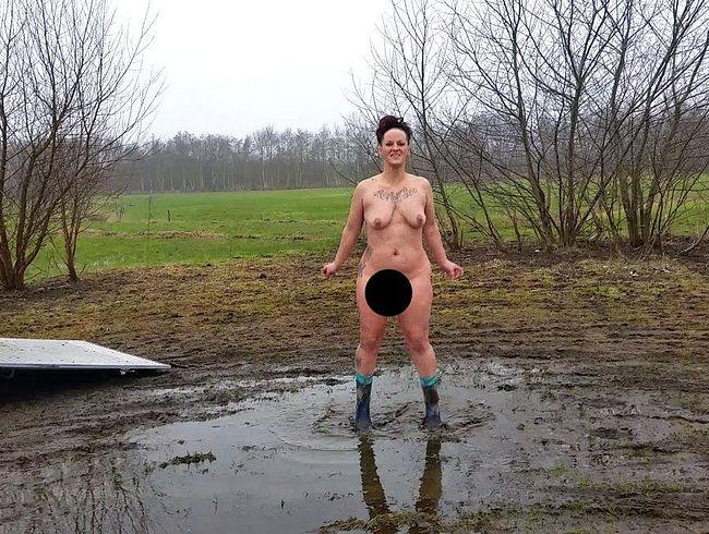 Matschpfütze und Gummistiefel