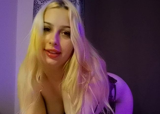 POV-bl*wjob mit einer s*xy Blondine mit schönem ars** nach oben