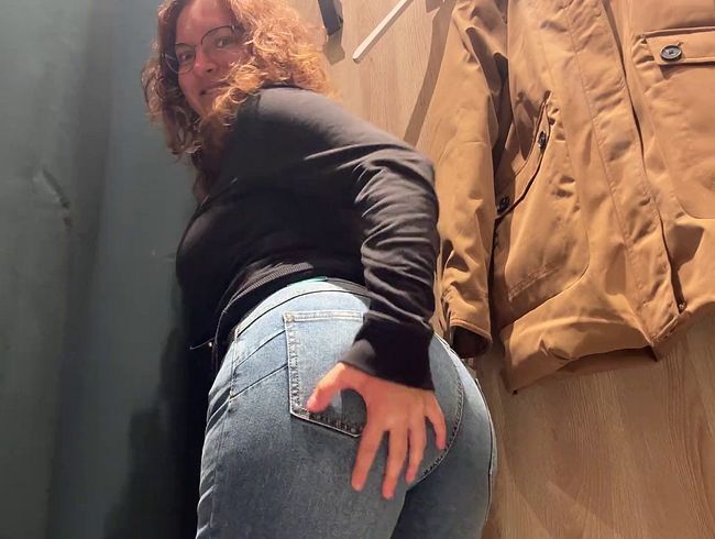 Öffentliches fin**rn in der Umkleidekabine - Horny in public