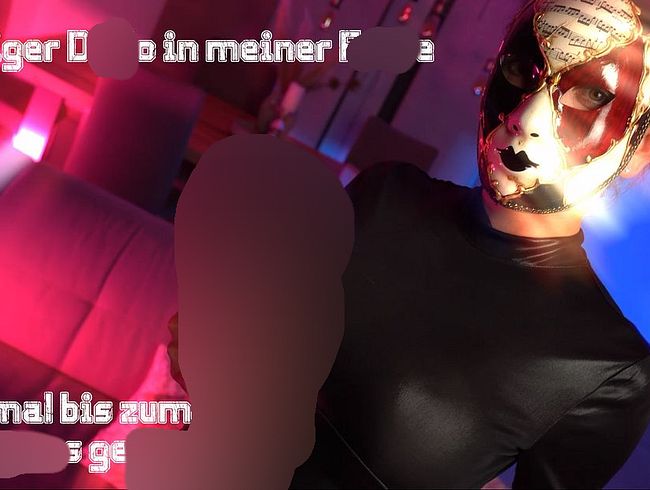 sa*tigen dil*o auf dem Sofa vernaschen bis zum Orgasmus