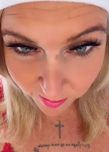 Die Zuckerstange wird nass ran genommen, ob es ihr gefällt?