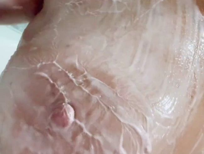 Nackte Haut, heißes Wasser und harte Knospen.....!