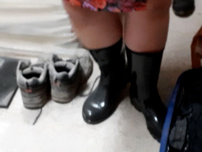 Gummistiefel anprobe
